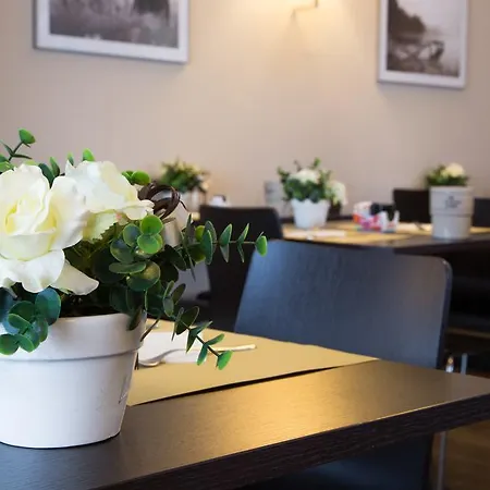 Regal Aparthotel 3*
